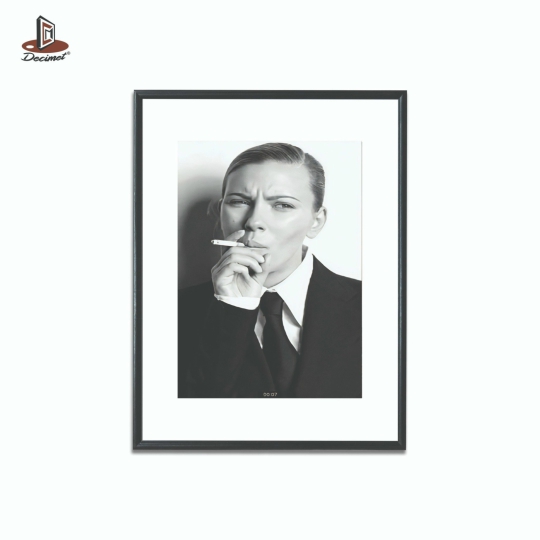 Tranh Khung Composite Đen Mỏng Scarlett Johansson Smoking BW #1